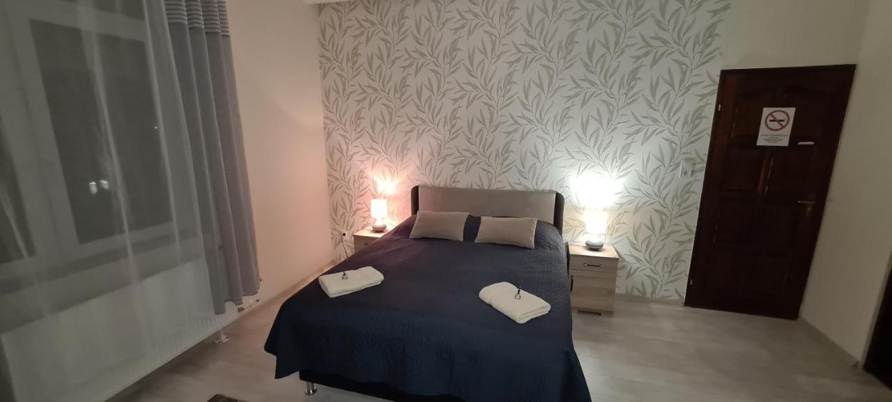Rozsa Apartmanhaz Сегед Екстер'єр фото