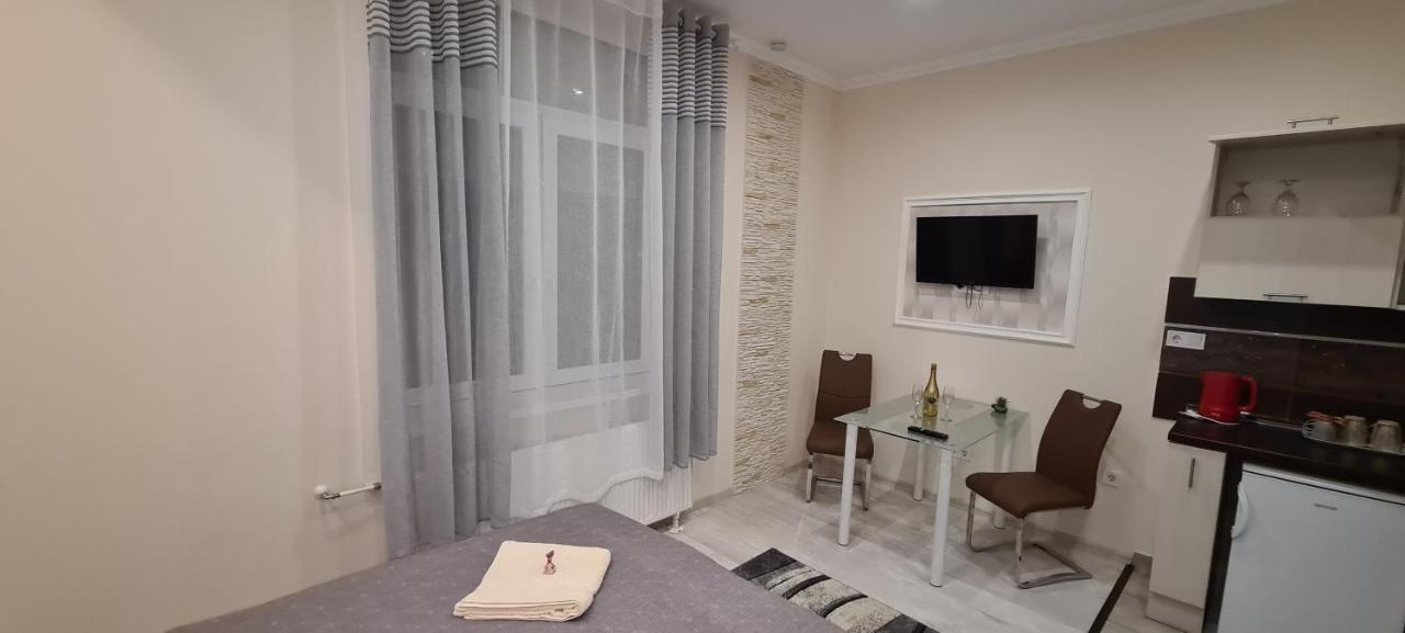 Rozsa Apartmanhaz Сегед Екстер'єр фото